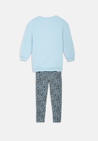 Γαλάζιο φούτερ με μακριά μανίκια και ριμπ μανσέτες, σε συνδυασμό με κολάν με λεοπάρ μαύρο και μπλε σχέδιο. Μαλακό βαμβακερό υλικό, άνετη γραμμή.