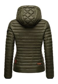 Veste matelassée en olive avec capuche, présentant des manches côtelées et une petite étiquette en cuir de marque sur le bas à gauche.