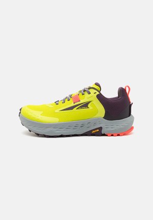 Scarpe da trail running giallo neon con accenti viola, suola grigia e grip testurizzato. Presentano un collare imbottito e lacci riflettenti.