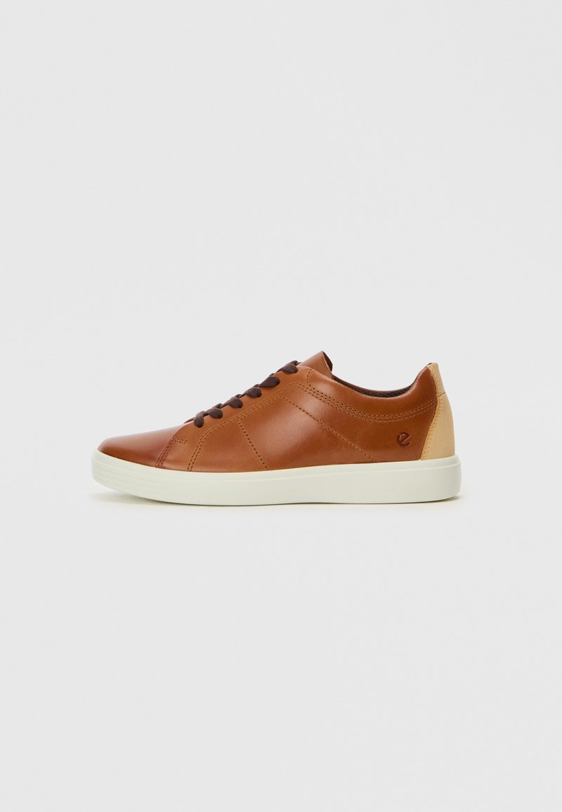 Braune Leder-Sneaker mit abgerundetem Zehenbereich, kontrastierenden beige Akzenten, weißer Gummisohle und dunkelbraunen Schnürsenkeln. Einfaches Design mit Nähten.