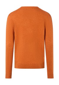 Oranje gebreide trui met een ronde hals, lange mouwen en geribbelde manchetten. De stof heeft een zachte textuur met een uniforme kleur door het hele kledingstuk.