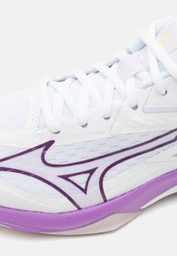 Mizuno THUNDER BLADE Z - Volleyball shoes - white/patrician purple/quince
