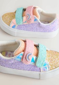 Zapatillas brillantes y de colores pastel con correas de velcro; secciones en púrpura, rosa y teal; acentos iridiscentes; suelas de goma; superficies texturizadas.