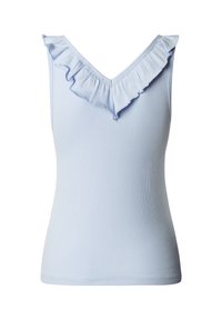 Ανοιχτό μπλε ριμπ τοπ με λαιμόκοψη V και βολάν κατά μήκος του λαιμού. Εφαρμοστή σχεδίαση, ομαλή υφή, χωρίς σχέδια ή μεταλλικά στοιχεία.