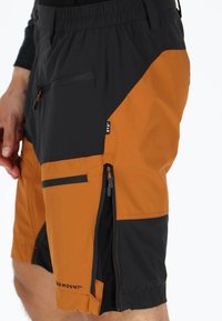 Heren shorts in zwart en oranje. Kenmerken zijn een elastische tailleband, ritszakken en een kleurblokontwerp met een soepele stof.