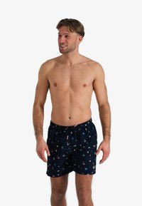 Marine zwemshorts van lichtgewicht stof met een koord. Heeft een speelse print van kleurrijke iconen, waaronder drankjes en strandartikelen.