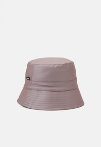 Kapa sa širokim obodom u mekom mauve tkanju, s čvrstim vrhom, širokim obodom i suptilnim detaljima šivanja. Sadrži malu oznaku brenda sa strane.