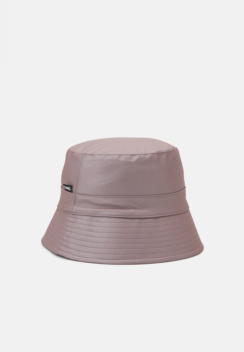 Cappello a secchiello in morbido tessuto mauve, con parte superiore strutturata, visiera ampia e dettagli di cucitura sottili. Include un piccolo etichetta del marchio sul lato.