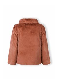 Brun faux fur jakke med høj krave, løst fit og lange ærmer. Struktureret overflade uden synlige lukninger eller dekorative elementer.