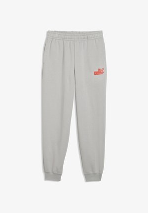 Jasnoszare spodnie dresowe z elastyczną talią i mankietami, z małym czerwonym logo Puma na górnej lewej części uda.