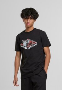 Černé bavlněné tričko s grafickým designem červených a bílých boxerských rukavic a textem "NEFEROVÝ BOX". Krátké rukávy a kulatý výstřih.