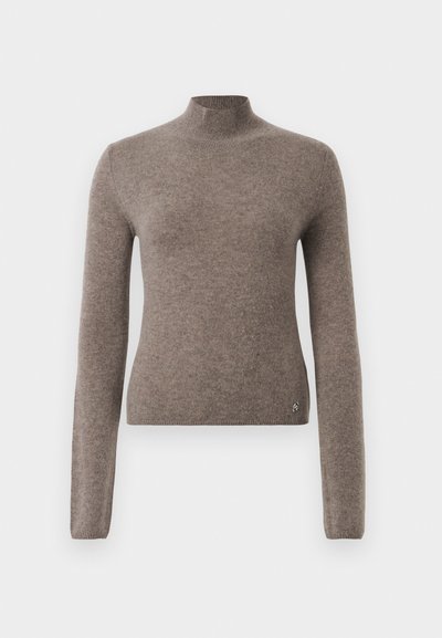 Brązowy sweter z dzianiny z wysokim kołnierzem, dopasowany, z długimi rękawami i prążkowanymi mankietami. Posiada mały akcent z logo w dolnej lewej części.