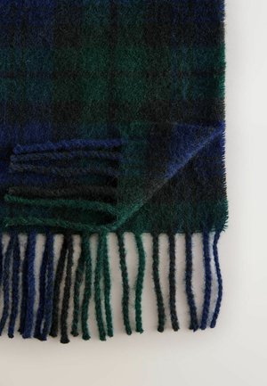 Vlnený károvaný šál v tmavozelenej, námorníckej a čiernej farbe. Má strapaté okraje a jemnú, textúrovanú povrchovú úpravu, s rozmermi približne 60 cm na 180 cm.