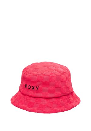 Różowy pleciony kapelusz typu bucket z fakturą w kratę, z czarnym logo „ROXY” po boku. Miękki materiał i szerokie, okrągłe rondo.