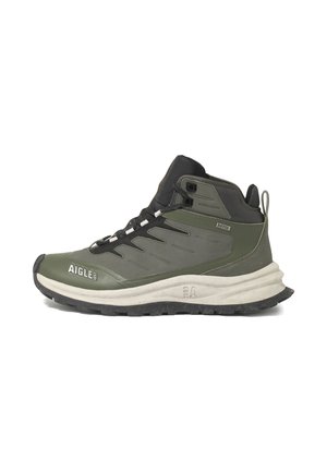 Wysokie buty trekkingowe w ciemnozielonym i czarnym kolorze, z teksturowaną syntetyczną cholewką, wyściełaną podeszwą oraz gumową podeszwą z wzorami zapewniającymi przyczepność.