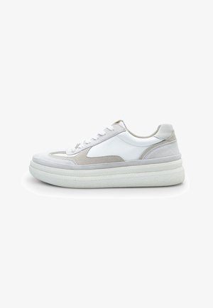 Sneakers bianchi e grigi in pelle e suede, con una spessa suola piattaforma bianca, chiusura con lacci e dettagli a contrasto.