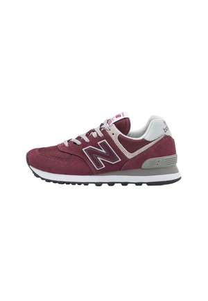 Sneaker New Balance bordeaux e grigia con lacci bianchi, suola ammortizzata e tomaia in tessuto a rete, vista dal lato destro su sfondo bianco.