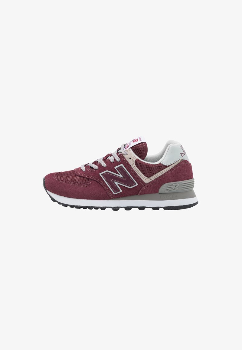 Zapatilla New Balance granate y gris con cordones blancos, suela amortiguada y parte superior de tela de malla, vista desde el lado derecho sobre un fondo blanco.