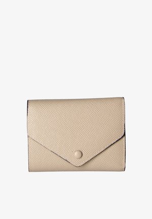 Beige textuur lederen portemonnee met een klepje en afgeronde hoeken, voorzien van een drukknoop. Compact rechthoekige vorm.