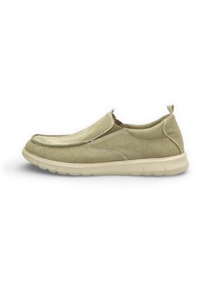 Scarpa casual verde chiaro senza lacci con cuciture bianche e suola in gomma beige, vista laterale su sfondo bianco.