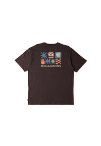 Camiseta de algodón marrón con un gráfico colorido en la parte posterior que presenta formas abstractas, incluyendo manos y estrellas, y el texto "BILLABONG".