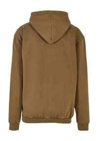 Sudadera con capucha marrón de textura suave, con puños y cintura elásticos. Presenta un diseño liso sin logotipos ni patrones visibles.