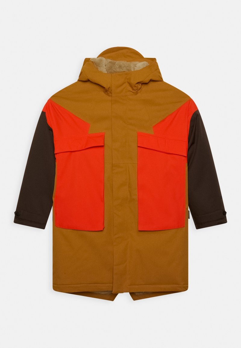 Veste imperméable marron et orange avec capuche, dotée de grandes poches avant et de blocs de couleurs contrastantes sur les épaules et les manches.