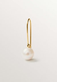 Pendiente de aro de oro con una sola perla blanca. La perla es suave, con un acabado lustroso, suspendida de un fino gancho alargado.