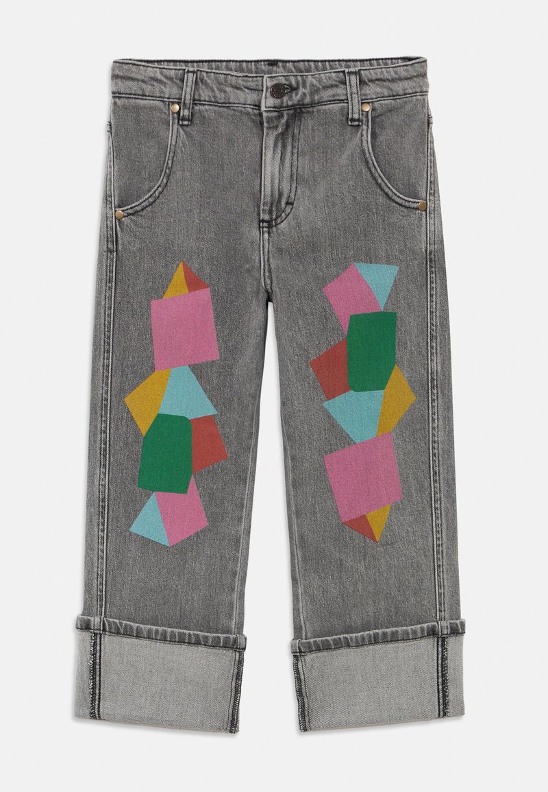 Pelēkas džinsa bikses ar krāsainiem ģeometriskiem rakstiem rozā, zaļā, zilā, dzeltenā un sarkanā krāsā, kas izdrukāti priekšpusē. Iekļauts atlocītais apakšējais malas dizains.