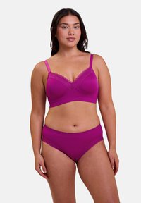 Ensemble de lingerie magenta comprenant un bralette avec des bordures en dentelle et des bretelles réglables, associé à des culottes taille haute assorties. Texture lisse.