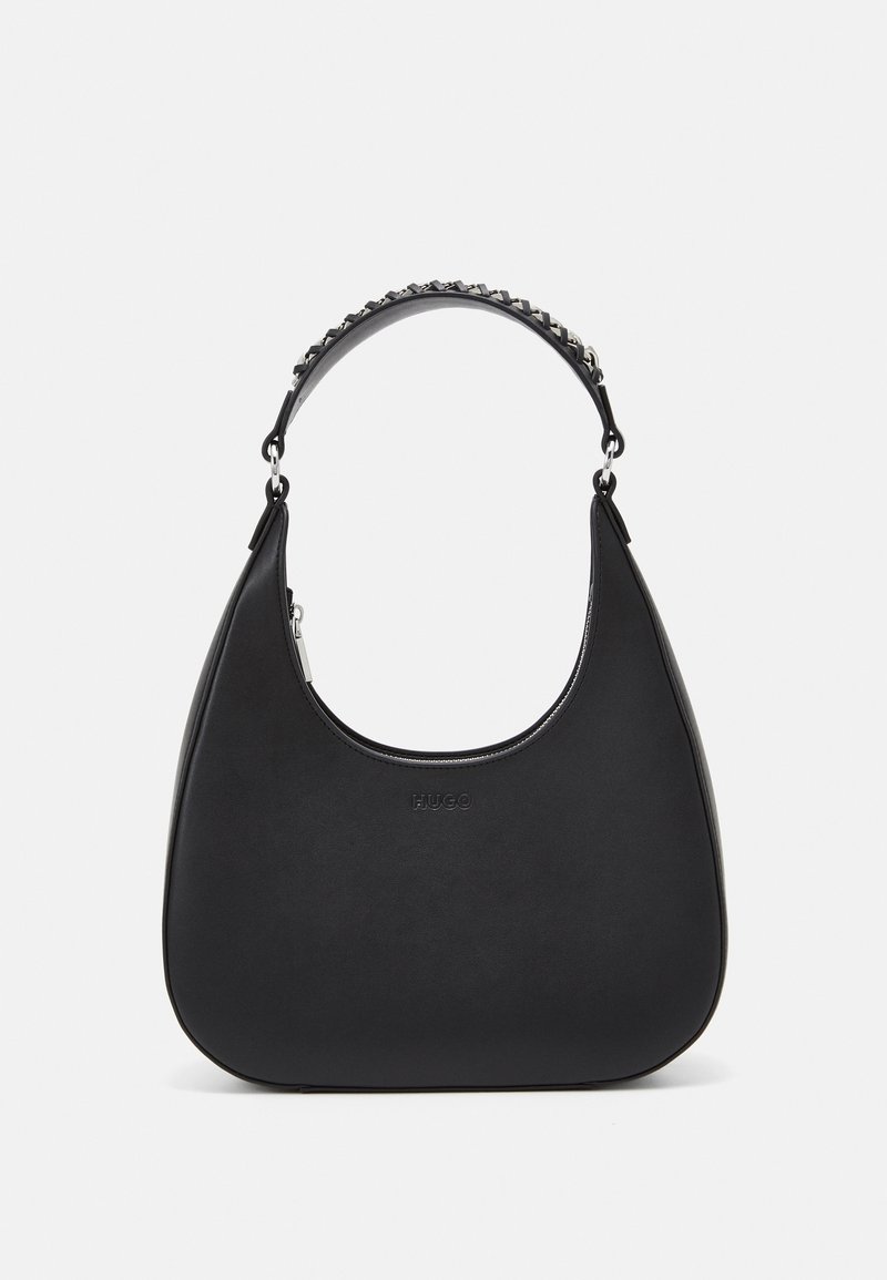 Sort læderhåndtaske med en buet form, der har en kædeprydet rem og lynlås-lukning. Præget logo på fronten.