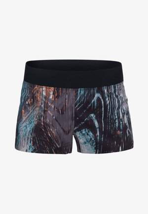 Bañador en negro, verde azulado y un estampado abstracto en naranja, con una cinturilla elástica negra y una textura de tela lisa y ligera.