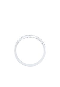 Silver ring med en slät, polerad yta. Har en enkel design och en cirkulär form, lämplig för olika tillfällen.