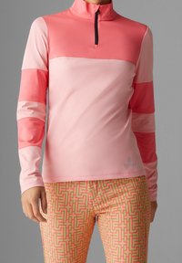 Lätt, långärmad rosa träningströja med halvdragkedja, med färgblockerande design, slät textur och logotypdetalj på nederkanten.