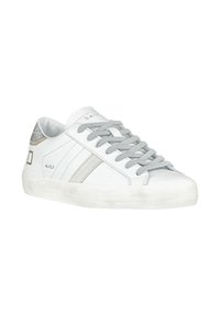 Scarpe sportive bianche con accenti grigi, parte superiore in pelle texturizzata, punta arrotondata e suola piatta in gomma. Presenti strisce decorative e dettagli del logo.