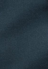 Dunkelblauer Stoff mit glatter Textur und feiner Webart. Die Oberfläche zeigt eine einheitliche, leicht reflektierende Qualität, die subtile Tonvariationen erzeugt.