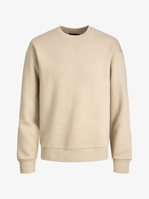 Beige pulóver puha anyagból, kerek nyakkal, hosszú ujjaival, bordázott mandzsettával és alsó szegéllyel, kényelmes szabással.