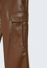 Bruine faux leren broek met een strakke textuur en zijcargo zakken, voorzien van gedetailleerde stiksels en een aansluitend ontwerp.