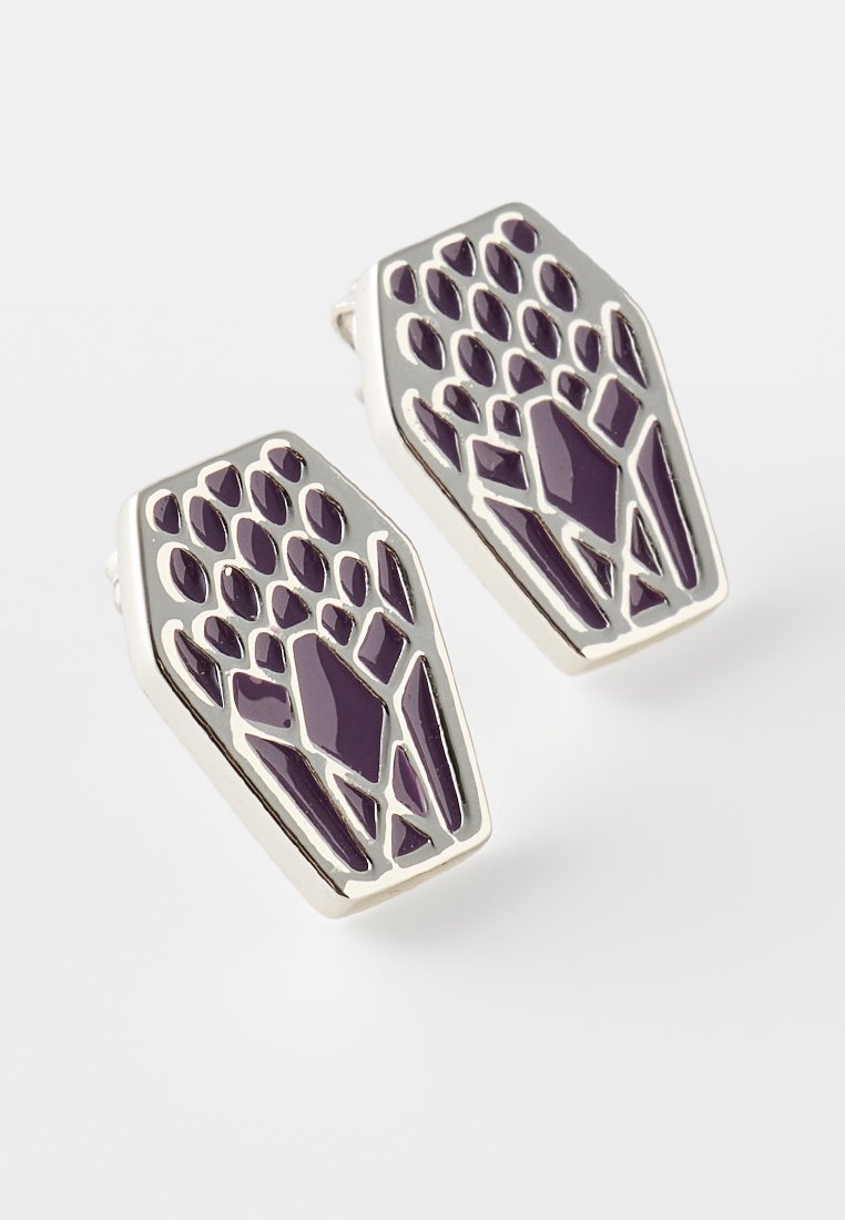 Srebrne kolczyki z geometrycznymi kształtami w purpurowej emalii tworzącymi abstrakcyjny wzór kwiatowy na białym tle.