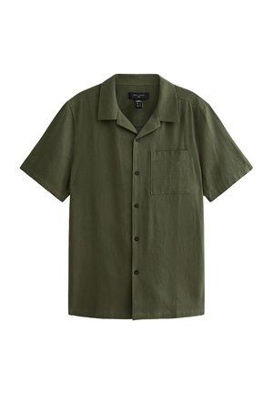 Camisa de botón de manga corta en verde oliva, hecha de tela ligera, que presenta un bolsillo en el pecho y un diseño de cuello relajado.