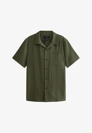 Koszulka na krótki rękaw z guzikami w kolorze oliwkowym, uszyta z lekkiego materiału, wyposażona w kieszonkę na piersi oraz luźny kołnierzyk.