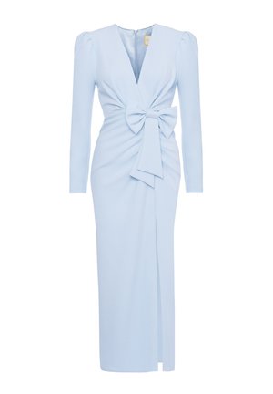 Jasnoniebieska sukienka midi z długim rękawem, głębokim dekoltem w serek, marszczonym stanem i dużą ozdobną kokardą z przodu, dopasowana sylwetka.