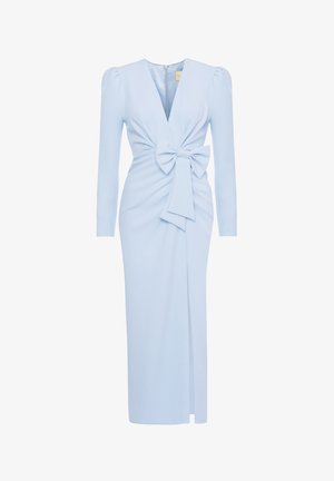 Jasnoniebieska sukienka midi z długim rękawem, głębokim dekoltem w serek, marszczonym stanem i dużą ozdobną kokardą z przodu, dopasowana sylwetka.