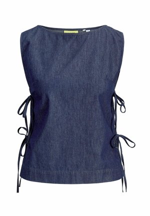 Tamsiai mėlynas džinsinis be rankovių viršus su valties formos iškirpte ir reguliuojamomis šoninėmis raištelėmis abiejose pusėse baltame fone.