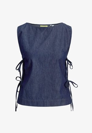 Tamsiai mėlynas džinsinis be rankovių viršus su valties formos iškirpte ir reguliuojamomis šoninėmis raištelėmis abiejose pusėse baltame fone.