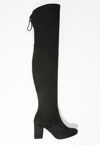 Botas negras de ante por encima de la rodilla con tacón cuadrado, que presentan un diseño ajustado y detalles de cordones en la parte superior para ajustar el ancho de la pierna.
