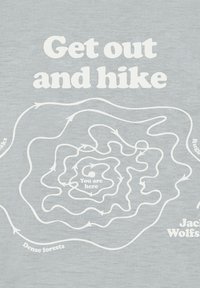 Texte « Partez en randonnée » au-dessus d'une carte de sentier de randonnée semblable à un labyrinthe avec « Vous êtes ici » au centre et des étiquettes pour les caractéristiques du terrain.