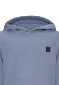 Felpa con cappuccio azzurra chiara dalla texture liscia, caratterizzata da un patch nero con il logo "RETOUR" sul petto e un design semplice e minimalista.