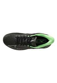 Scarpa sportiva nera con tomaia testurizzata, colletto imbottito verde e lacci neri. Presenta un logo bianco e un design leggero.