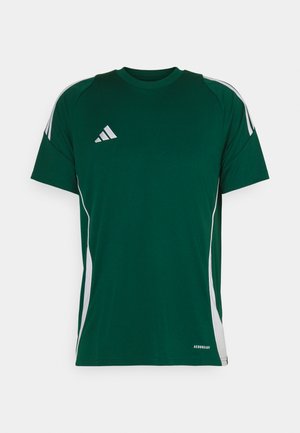 T-shirt de sport vert à manches courtes, avec des bandes blanches sur les côtés et un logo brodé sur la poitrine gauche. Fabriqué en tissu respirant.